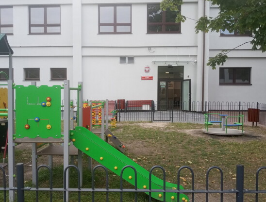 budynek przedszkola - widok z zewnątrz, plac zabaw