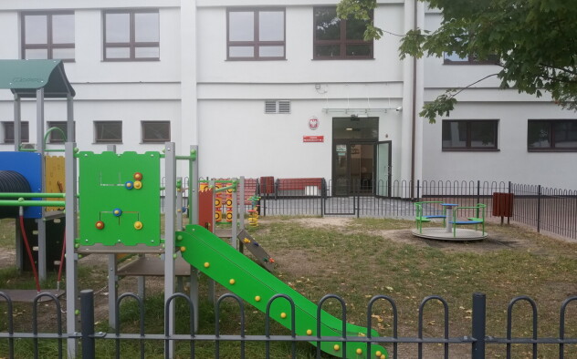 budynek przedszkola - widok z zewnątrz, plac zabaw