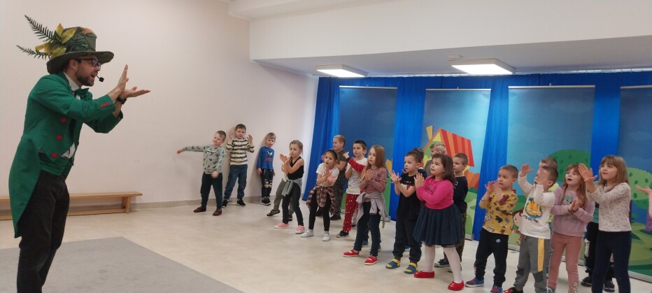 Dzieci biorą udział w spektaklu tanecznym