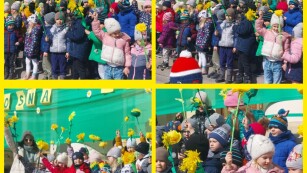 Dzieci witają Wiosnę zabawą i piosenką pod Ratuszem
