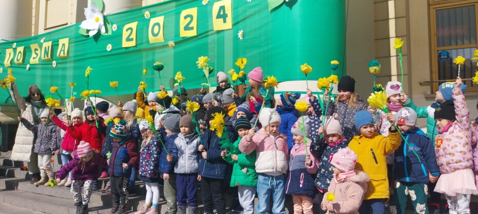 Dzieci witają Wiosnę zabawą i piosenką pod Ratuszem