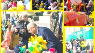 Dzieci wręczają wiosenne kwiaty Prezydentowi i Radzie Lublina