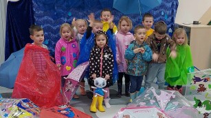 Pokaz mody deszczowej - zdjęcie grupowe