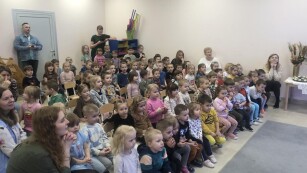 Dzieci z przedszkola oglądają występ z okazji Świąt Wielkanocnych