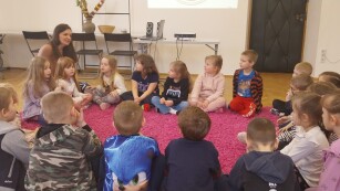 Dzieci słuchają opowiadania o tradycjach wielkanocnych