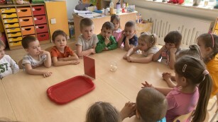 Dzieci siedzą przy stoliku